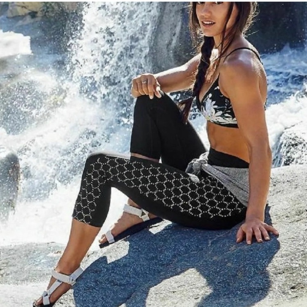 Athleta high rise eyelet chaturanga capri leggings size small EUC